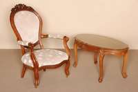 Couchtisch, Frankreich, um 1920, Rokokostil, Nußbaum, z.T. furniert, gebogene Beine, Zarge mehrfach geschweift, dekoriert mit Flachschnitzereien, ...