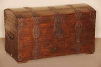 Buckeltruhe, deutsch, um 1800, Weichholz gebeizt, BÄnderung mit schmiedeeiserner Durchbrucharbeit, Schloß prÜfen, Deckel schwundrissig, ...