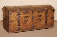 Hochzeitstruhe, deutsch, um 1760, Eiche massiv, Kufen unten wohl sekundÄr, BÄnderung mit schmiedeeiserner Durchbrucharbeit, Alters- und ...