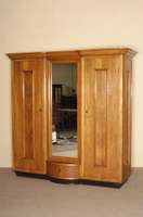 Garderobenschrank, deutsch, um 1920, ArtDeco , Korpus Weichholz, Kirschbaumfurnier, z.T. gespiegelt, original schwarze Fußleiste, in der Mitte ...