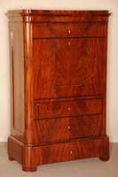 WÄscheschrank, norddeutsch, um 1845/50, nach dem Vorbild eines Schreibschrankes, Korpus Weichholz, Pyramidenmahagonifurnier gespiegelt bzw. ...
