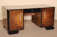 ArtDeco-Schreibtisch mit Barfach, Frankreich, um 1930, in ausdrucksstarkem Nußbaum gearbeitet, Fronten und RÜckseiten in Wurzelholz, zum Teil ...