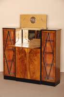 ArtDeco-Barschrank, Frankreich, um 1920, in kaukasischem Nußbaum, zum Teil schwarz abgesetzt, seitliche TÜren verglast, rÜckseitig ...
