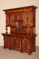 Prunkvolles Aufsatzbuffet, deutsch, um 1880, GrÜnderzeit, Korpus Weichholz, Nußbaum furniert, auf gedrÜckten KugelfÜßen, Lisenen mit ...