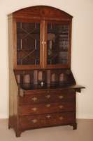 AufsatzsekretÄr, England, um 1820, George III, Eiche massiv, Oberteil mit versprossten GlastÜren, geschwungenes Kopfteil, Unterteil mit mehreren ...