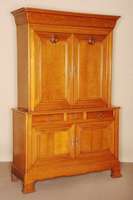 Aufsatzschrank, Frankreich, um 1900, Eiche massiv, kirschbaumfarben, zweitÜrig, gerades Unterteil mit 3 Schubladen, 2-tÜriges Oberteil mit 2 ...