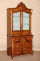 Kommodenaufsatzvitrine, deutsch, um 1870, Louis-Philippe, Korpus Weichholz, Nußbaum furniert, 3-schÜbiger Korpus, 2-tÜriger Glasaufsatz, ...