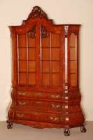 Barockstilvitrine, Holland, um 1960, nach altem Vorbild gearbeitet, Korpus Weichholz/Hartholz, Wurzelnußfurnier, z.T. gespiegelt verlegt, ...