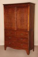 Kabinettschrank, England, um 1820/30, Georg III, Eiche massiv, auf BracketfÜßen, Zarge geschweift, 4-schÜbig, mit eleganten Messinggriffen, ...