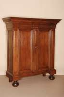 Schrank, deutsch, um 1760, Eiche massiv, auf schweren KugelfÜßen, 2-tÜrig, FÜllungen mit Leistenverzierung, schweres Kopfteil, 10-fach ...