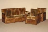 Sitzgarnitur, deutsch/wohl MÜnchen, um 1900, bestehend aus Sofa und 2 Sesseln, Eiche massiv, gerade strenge AusfÜhrung, Bezug wohl spÄter, ...