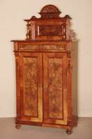 Vertiko mit Aufsatz, deutsch, um 1880, GrÜnderzeit, Korpus Weichholz, Nußbaum furniert, auf KugelfÜßen, 2-tÜrig, TÜllungen mit ausgesuchtem ...