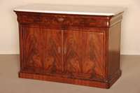 Anrichte, Frankreich, um 1850, Korpus Hartholz/Weichholz, furniert mit ausgesuchtem Pyramidenmahagoni, krÄftige Fußleiste, leicht abgerundete ...