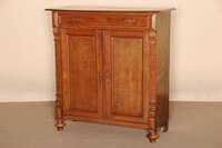 Halbschrank/Vertiko, deutsch, um 1870, Eiche massiv, auf KugelfÜßen, Lisenen kanneliert, in Voluten auslaufend, TÜrfÜllungen gerahmt und mit ...