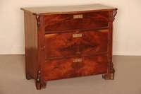Kommode, deutsch, um 1860, Louis-Philippe, Korpus Weichholz, Mahagonifurnier, z.T. gespiegelt verlegt, 3-schÜbig, Lisenen mit aufgesetzten ...