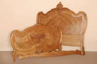 Bett, Frankreich, um 1870, Rokokostil, Weichholz, Nußbaum furniert, Kopf- und Fußteil mehrfach geschwungen, herzfÖrmige Leistenverzierung, ...