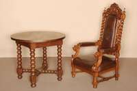 Tisch, deutsch, um 1900, Eiche massiv, Platte und Zarge furniert, z.T. gespiegelt, FÜße stark gedrechselt und verstrebt, Platte neu lackiert, ...
