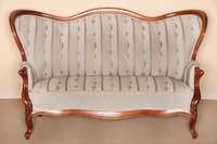 Sofa, deutsch, um 1860, Louis-Philippe, Mahagoni massiv, gebogene Beine, RÜckenlehne in Schmetterlingsform, Gestell restauriert, Rahmen ehemals ...