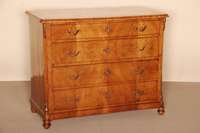 Kommode, deutsch, um 1845/50, Korpus Weichholz, Nußbaum furniert, auf kleinen KugelfÜßen, 4-schÜbig, an den Ecken abgeschrÄgter Korpus mit ...