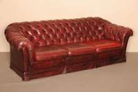 3-sitzer Sofa, nach englischem Vorbild von 1910, weinroter Lederbezug, RÜcken und Seiten geheftet und genoppt, 1 Sitzbezug erneuert, farblich ...