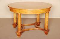 Runder Ausziehtisch, deutsch, um 1905/10, Korpus Weichholz/Hartholz, Ahornfurnier z.T. gespiegelt verlegt, sogenanntes 2. bzw. 3. Biedermeier, ...