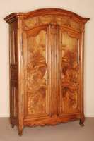 Prunkschrank, Elsaß, um 1770, Nußbaum massiv , komplett auf Rahmen gearbeitet, sogenannter Steckschrank, Kopf geschweift, Zarge passig, 6 -fach ...
