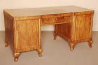 ArtDeco-Schreibtisch, deutsch, um 1928/30, Korpus Buche massiv bzw. Hartholz, Wurzelnußfurnier doppelt gespiegelt verlegt, Umrandung passig, ...