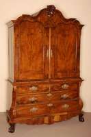 Kabinettschrank, Holland, um 1780, Korpus Eiche massiv, Wurzelnußfurnier, unten 3 Schubladen, abgeschrÄgte Ecken, geschwungenes Abschlußgesims ...