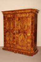 Barockschrank, sÜddeutsch, um 1750, Korpus Weichholz, Wurzelnuß furniert, doppelt bzw. 4 -fach gespiegelt verlegt, Kopf 5-fach getreppt und ...