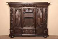 BÜcherschrank, deutsch, um 1910, Korpus Weichholz, Eiche furniert z.T. massiv, auf schweren KugelfÜßen, unten 3 Schubladen, Front und ...
