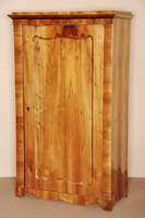 WÄsche- bzw. Kleiderschrank, NiederÖsterreich, um 1825/30, sogenannte BrezelfÜllung, Korpus Weichholz, Wurzelnuß, z.T. quer furniert verlegt ...