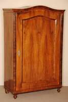 Schrank, um 1860, Nußholz furniert, eintÜrig , zerlegbar, sogenannter Offiziersschrank, im Inneren findet sich in großen schablonierten ...