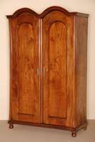 Schrank, Ende 19. Jhd., Ulme massiv, zweitÜrig, doppelbogiges Gesims, starke AltersschÄden, ca. 186x115x47 cm