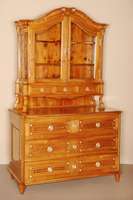 Aufsatzschrank, Kurpfalz, um 1770/80, Korpus Weichholz bzw. Kirschbaum und Obstholz massiv, 3-schÜbig, abgeplattete Ecken, Rocaillen einfach ...
