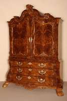 Prunkaufsatzschrank, Niederlande, um 1760, Korpus Kernholz Eiche massiv, Front unterer Teil 3 Schubladen, vertikal doppelt geschweift, seitlich ...