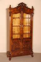 Vitrine, deutsch, um 1860, Louis-Philippe, Korpus Weichholz, Wurzelnußfurnier, auf gebogenen Beinen, mit Sockelschublade, Ecken abgeschrÄgt, ...