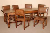 Tisch und 6 StÜhle, deutsch, um 1920, Eiche massiv, mit stark gedrechselten Beinen, verstrebt, gerade RÜckenlehne, starke Tischplatte, neu ...