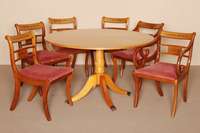 4 StÜhle und Tisch, England, um 1960, StÜhle Sheratonstil, auf sÄbelfÖrmigen Beinen, RÜckseite mit stark ausgestellter gerader RÜckenlehne, ...