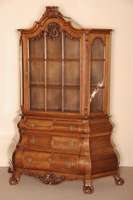 Prunkvitrine/Prahlhans, Holland, um 1900, Korpus Eiche/Weichholz, Eiche furniert, auf TatzenfÜßen, geschweifte Zarge mit Rocaillenschnitzereien, ...