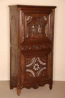 Schrank, Frankreich, um 1880, bretonisch, Kastanienholz massiv, auf Dackelbeinen, Front 2-tÜrig, in der Mitte Schublade, Front mit Schnitzerein ...