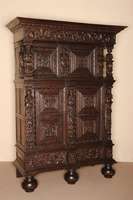 Figurenschrank, Frankreich, um 1870, mit religiÖsen Darstellungen, Eiche massiv, auf balusterfÖrmigen KugelfÜßen, schwere Fußleiste , ...