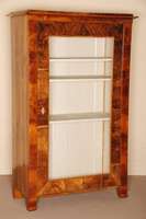 Schrank, sÜddeutsch/Österreich, um 1820, gerader Korpus, Weichholz, Nußbaum furniert, SÄgefurnier, lebhaftes Furnierbild, Schellack poliert, ...