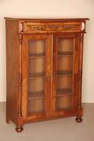 Vertiko/BÜcherschrÄnkchen, deutsch, um 1880, Korpus Weichholz, Nußbaum furniert, auf KugelfÜßen, Lisenen mit gedrechselten HalbsÄulen, TÜren ...