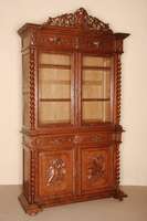 Aufsatzbuffet, Frankreich, um 1870, Eiche massiv, auf gedrÜckten KugelfÜßen, Fußleiste mehrfach profiliert und gekerbt, Lisenen mit stark ...