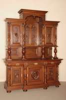 großes Aufsatzbuffet, deutsch, um 1880, GrÜderzeit, Korpus Weichholz/Eiche, z.T. massiv, auf KugelfÜßen schwere Fußleiste, TÜrfÜllungen ...