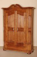 Kleiderschrank, mitteldeutsch/Gegend um Berlin , um 1780/90, Eiche massiv, Seiten abgeflacht, aufgesetzte Schnitzereien in Form von sogenannten ...