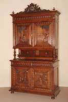 Aufsatzbuffet, Frankreich/bretonisch, um 1870/80, Korpus Eiche massiv, auf gedrÜckten KugelfÜßen, schwere Fußleiste, Unterteil 2 TÜren, ...