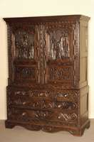 Kabinettschrank, England, um 1800, Eiche massiv, RÜckwand Weichholz massiv, auf Rahmen gearbeitet, Front Schnitzereien aus dem Vollholz, ...