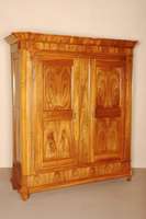 Flur- bzw. Kleiderschrank, Kurpfalz/Baden, um 1810/20, Nußbaum massiv, FÜllungen gespiegelt verlegt, Wurzelnuß massiv, Seiten passig zur Front, ...