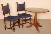 Stuhl, deutsch, um 1880, Eiche massiv, auf gedrechselten Beinen, verstrebt, RÜckenlehne seitlich geschuppt, mit LÖwenkopfdekor, Polsterung und ...